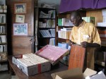 Clément Nzungu Mavinga maakt een handbibliotheek voor een school voor verpleegkundigen klaar